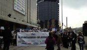 Los trabajadores de Ausonia protestan ataviados con pañales contra el despido de 261 personas