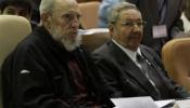 Fidel acompaña a su hermano Raúl en su reelección como presidente