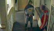 Un misterioso batman entrega a la policía británica a un sospechoso en busca y captura