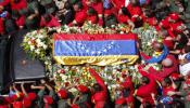 Miles de venezolanos asisten al cortejo fúnebre de Hugo Chávez