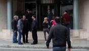 Estupor y pánico entre los chipriotas, que forman largas colas ante los bancos