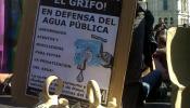 La 'marea azul' resurge para luchar contra la privatización del agua