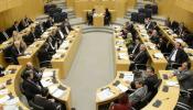 El Parlamento de Chipre debate su plan B presionado por Bruselas y sin acuerdo con Rusia