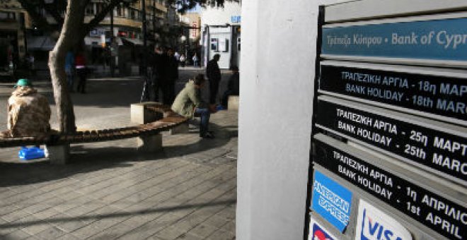 Los controles de capital impedirán a los chipriotas sacar del banco más de 300 euros diarios