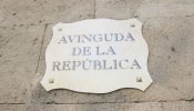 Cuelgan un cartel de 'Avinguda de la República' frente a los juzgados de Palma