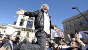 Grillo moviliza a cientos de indignados por la elección de Napolitano
