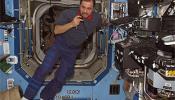 Un astronauta ruso pierde un panel de la ISS durante una caminata espacial
