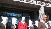 Activistas vestidos de presos denuncian la situación médica de los inmigrantes ante el Ministerio