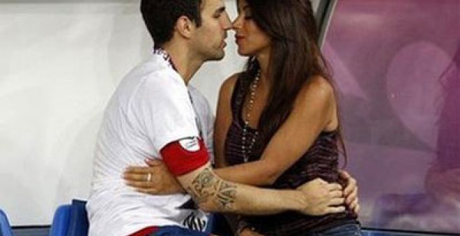 Cesc se enreda en la batalla legal de su novia con su exmarido