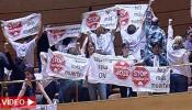 Desalojados una veintena de activistas de la PAH tras la aprobación de la Ley Antidesahucios