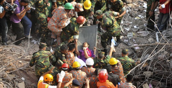 Hallan viva a una mujer 17 días después del derrumbe del edificio de Bangladesh