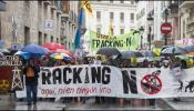 Centenares de personas marchan contra la "barbarie" del fracking
