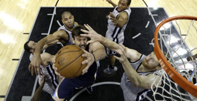 Parker juguetea con los Grizzlies