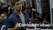 La Sexta ficha al periodista en paro que cantó su currículo en el metro