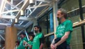 Los profesores interinos de Madrid, expulsados de la Asamblea por llevar camiseta verde