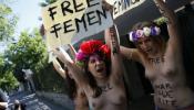 Tres activistas de Femen protestan en toples ante la embajada de Túnez