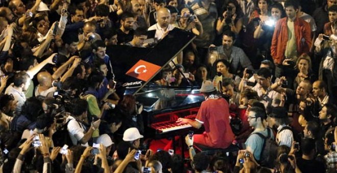 El pianista de Taksim apoya las protestas tocando durante 17 horas