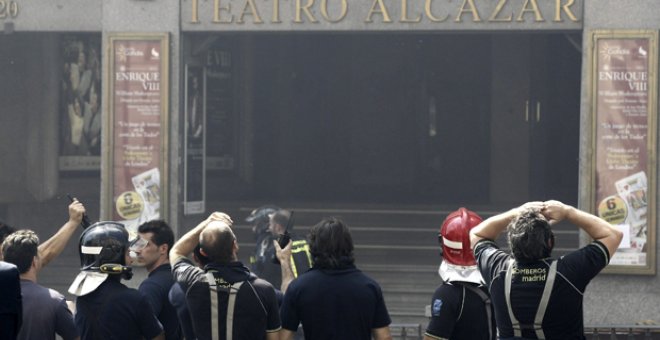 Un aparatoso incendio obliga al teatro Alcázar a suspender sus funciones