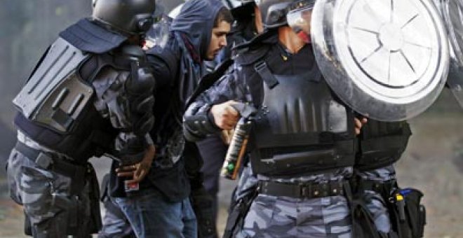 Policías y manifestantes se enfrentan en Brasil por el alto coste de la Copa Confederaciones