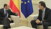 Gobierno y PSOE no descartan que el encuentro entre Rajoy y Rubalcaba sobre la UE sea en secreto