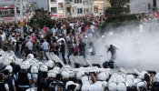 La policía turca carga contra los manifestantes con gas pimienta