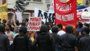 Una columna de manifestantes marcha hacia Maracaná