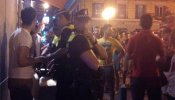 Multas y empujones para desalojar a unos jóvenes que tocaban música en la calle en Chueca