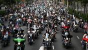 Cuero, tatuajes y canas en el desfile de 12.000 harleys en Barcelona