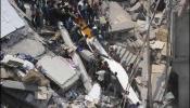 110 muertos al derrumbarse un edificio en Bangladesh
