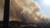 Los bomberos intentan sofocar un incendio en la localidad madrileña de Valdemorillo