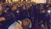 Miles de manifestantes protestan asediando el Parlamento búlgaro