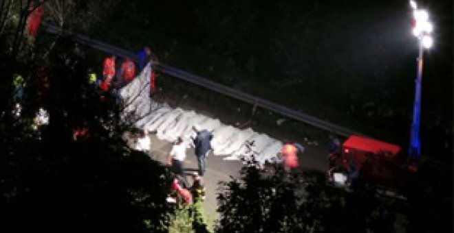 Al menos 39 muertos y 10 heridos en un accidente de autobús en Italia