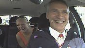 El primer ministro noruego se convierte en taxista como parte de su campaña