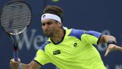 Ferrer hinca la rodilla en Cincinnati