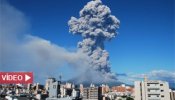 El volcán japonés Sakurajima entra en erupción provocando una gran nube de cenizas