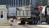 España prohíbe el paso de camiones con piedras a Gibraltar