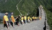 Cien catalanes forman una cadena humana por la independencia en la muralla china