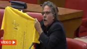 Joan Tardà le regala a Margallo una camiseta de la 'Vía Catalana'