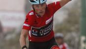 El 'abuelo' Chris Horner se ajusta la corona de la Vuelta en el Angliru