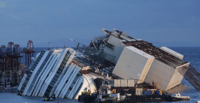 El 'Costa Concordia' vuelve a enderezarse veinte meses después del naufragio