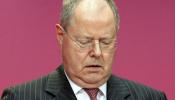 El líder socialdemócrata alemán, Peer Steinbrück, dimite de todos sus cargos