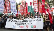 Miles de personas se manifiestan en Barcelona contra los despidos de Catalunya Banc