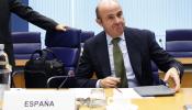 Guindos considera "buenas noticias" que España "deje atrás" el rescate de la banca