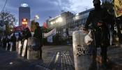 La Policía griega desaloja a los trabajadores que ocupaban la sede de la televisión pública