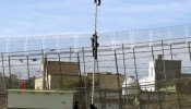 Dos personas se encaraman a un poste tras saltar la valla de Melilla