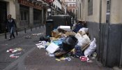 La basura bloquea las aceras de Madrid el cuarto día de huelga