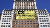 Greenpeace desafía la "ley antiprotesta" del Gobierno colgándose de un edificio en Madrid