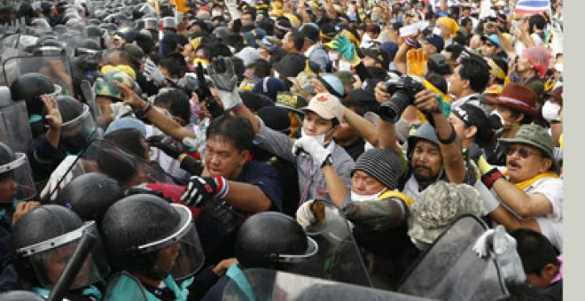 Miles de personas se manifiestan contra el Gobierno tailandés
