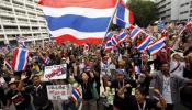 Miles de manifestantes ocupan varios ministerios en Tailandia
