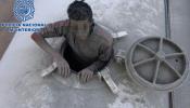Dos menores intentan entrar en España en una cisterna de cemento